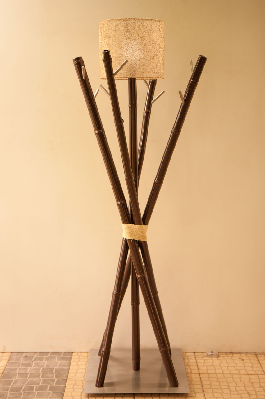 Cabide e Candeeiro de Pé em Madeira | PendoFuscus