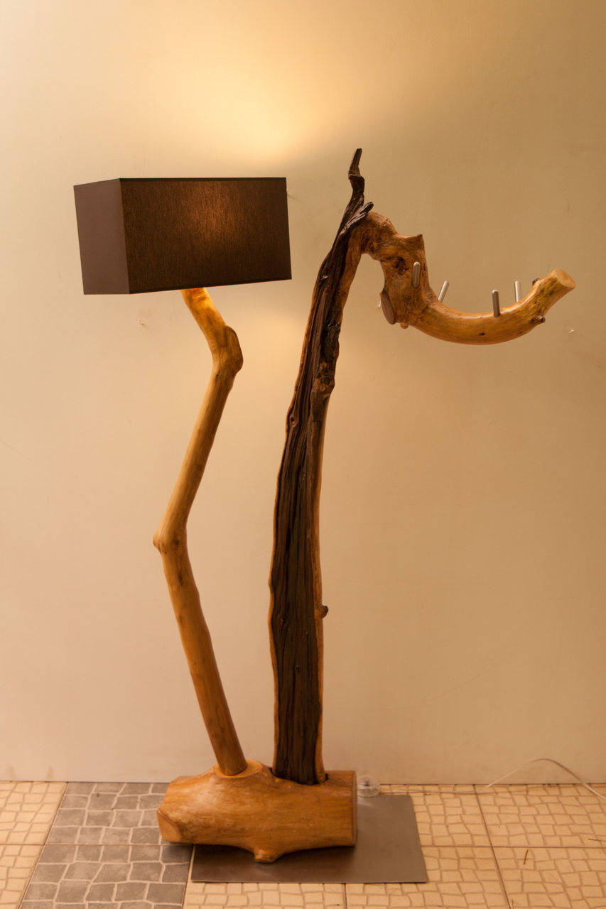 Cabide e Candeeiro de Pé em Madeira | findatur