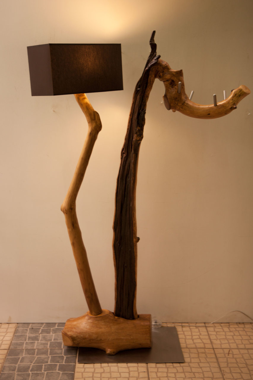 Cabide e Candeeiro de Pé em Madeira | findatur