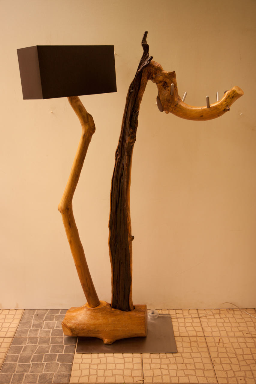 Cabide e Candeeiro de Pé em Madeira | findatur